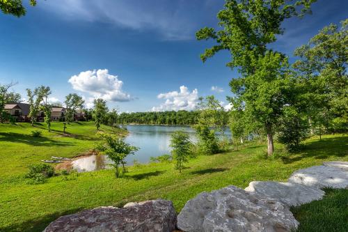 a view of a lake in a park at Chalets Resort Luxury Lakefront Villa Amazing View 2 Pools Free Amenities Dock in Lampe