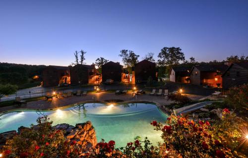 Bazén v ubytování Chalets Resort Luxury Lakefront Villa Amazing View 2 Pools Free Amenities Dock nebo v jeho okolí
