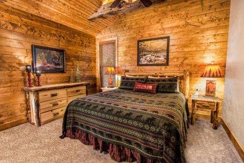 Katil atau katil-katil dalam bilik di WaterMill Cove Resort Lakefront Lodge 8Bed 8BA FREE Amenities 2 miles to SDC