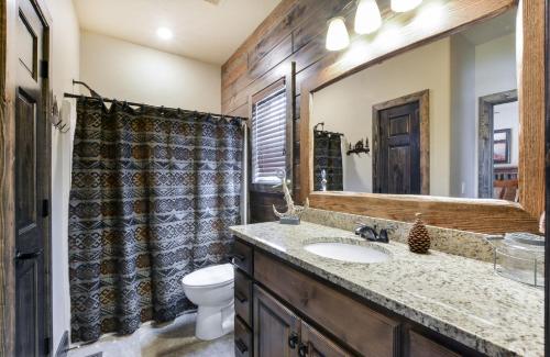 Bathroom sa WaterMill Cove Resort LUXURY Lakefront Villa HUGE POOL HOT TUBS 2Mi to Silver Dollar City