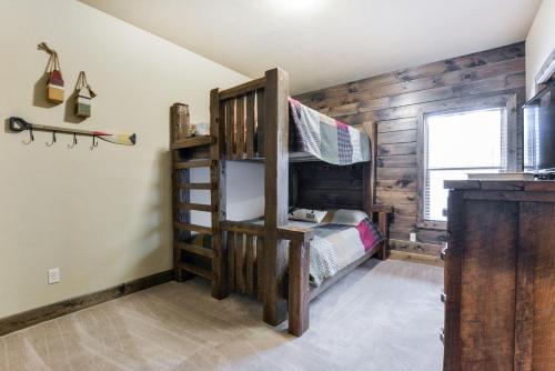 Un dormitorio con una litera con escalera. en Luxury Lakefront Villa Lazy River HUGE POOL Kayaks 2Mi to SDCity, en Branson