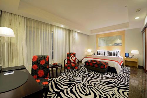 Una cama o camas en una habitación de Radisson Blu Hotel Ahmedabad