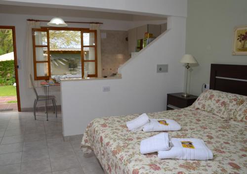 a bedroom with a bed with towels on it at apart-posada pillmaiken in Embalse
