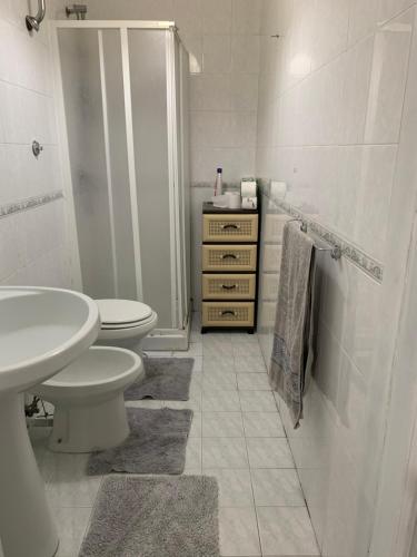 ナポリにあるCasa Nanàの白いバスルーム(洗面台、トイレ付)