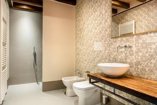 Bilik mandi di Case Zucchi Bioagriturismo
