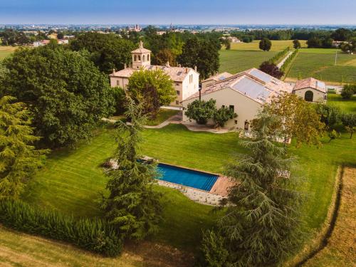 uma vista aérea de uma grande propriedade com uma piscina em Case Zucchi Bioagriturismo em Castelnuovo Fogliani