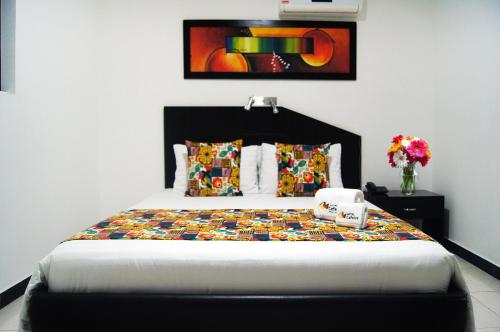 a bedroom with a bed with a quilt on it at Hotel Cafeira in Pereira
