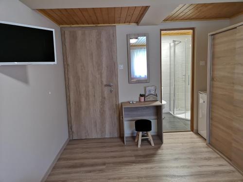 a room with a desk and a television and a door at Anna-Lak in Dunapataj