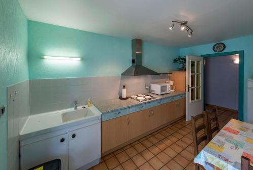 Una cocina o cocineta en Meublé Le Coin Tranquille