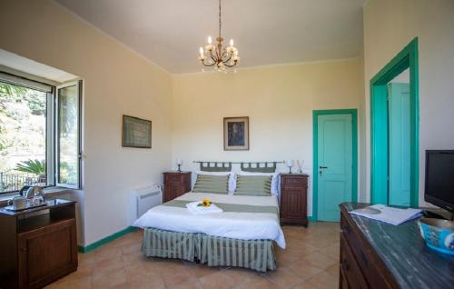 a bedroom with a bed and a tv in a room at B&B La Residenza Torchiara in Torchiara