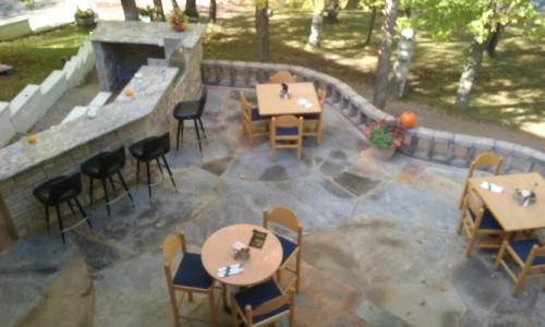 an overhead view of a patio with tables and chairs at White Birch Inn in Sturgeon Bay