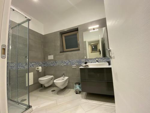 ein Badezimmer mit Toilette, Waschbecken und Dusche in der Unterkunft B&B Il Vicoletto in Castellammare di Stabia