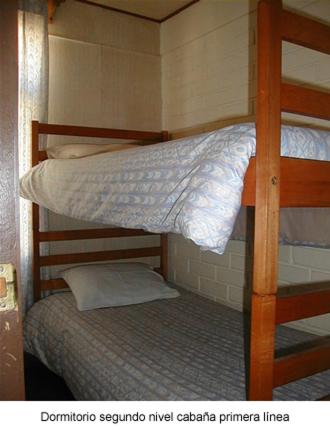 コキンボにあるCabañas Altairの小さな部屋に二段ベッドがいくつかある