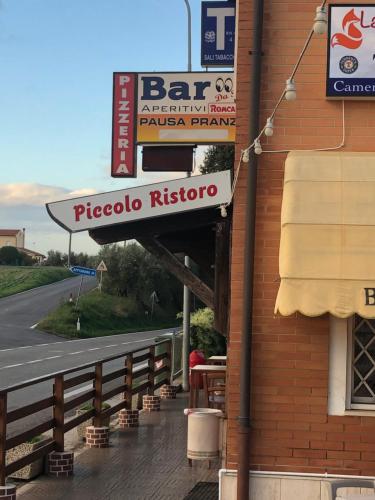 a pizza shop sign on the side of a building at La Tana della Volpe B.&.B. in Montecassiano