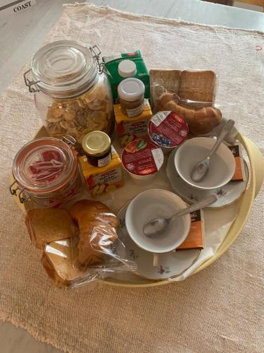 Cozy Home in Monte Amiata في أبادييا سان سالفاتور: طبق به خبز وأواني طعام على الطاولة