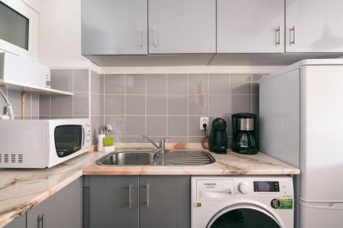 una cocina con fregadero y lavadora en Atlantis Flat. Relaxing Moments, en Machico