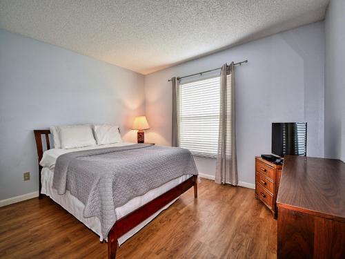 - une chambre avec un lit, une commode et une fenêtre dans l'établissement Sea Club 43 Charming Beach Community, à Clearwater Beach