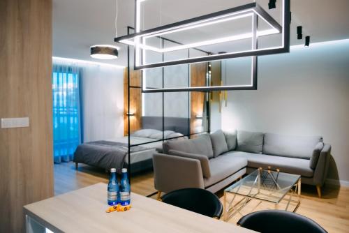 een woonkamer met een bank en een tafel bij Vistula Terraces Apartment in Krakau