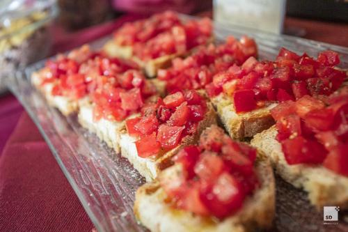 a group of bread with tomatoes on top of it at Hotel Alessandro Della Spina in Pisa