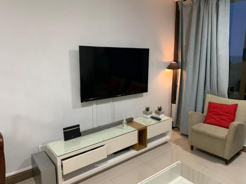 Una televisión o centro de entretenimiento en Umhlanga Beach Front 4 Sleeper