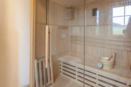 Ett badrum på Kapitänshaus Sellin mit Sauna und Kamin