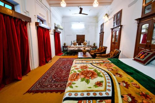 Un dormitorio con una cama con una alfombra en el suelo. en Jaswant Bhawan The Heritage Haveli, en Jodhpur