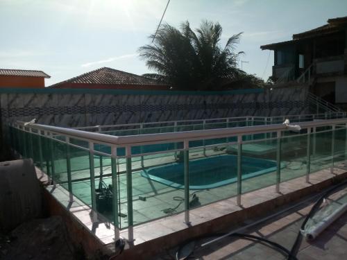 a swimming pool on top of a building at Casa para temporada in Tamoios