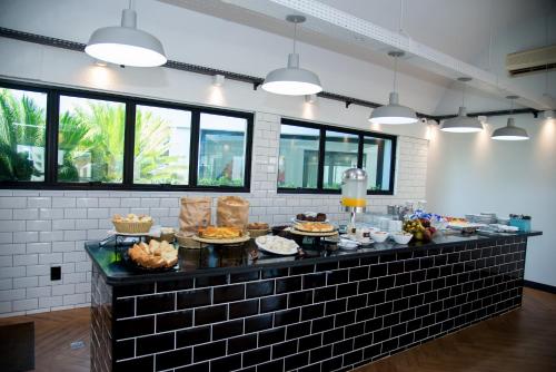 een keuken met een buffet met eten erop bij ibis Styles Rio Preto Monte Libano in Sao Jose do Rio Preto