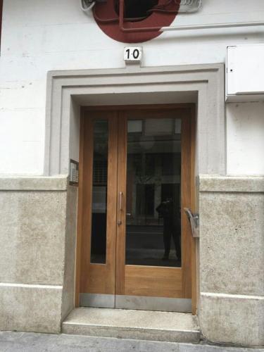a man standing in front of a door at Centrico Apartament al lado de la estacion d tren Vivienda de uso Turistico in Logroño
