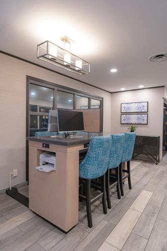 an office with a desk with a computer and chairs at Best Western Plus Sands in Vancouver