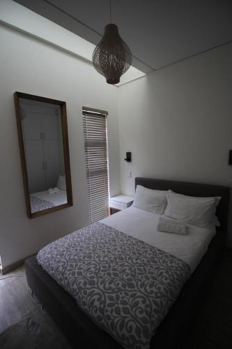 Una cama o camas en una habitación de Schwerinsburg No 7