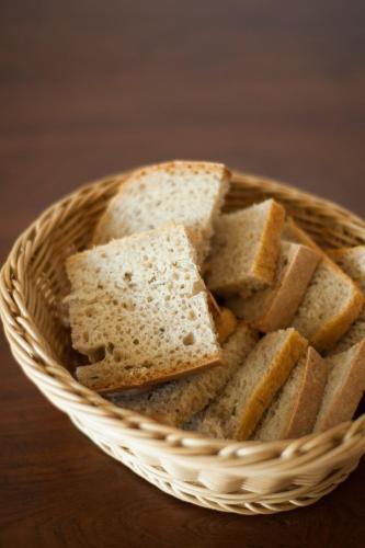 a basket filled with slices of bread on a table at Bed & Breakfast Torrechiara in Torrechiara