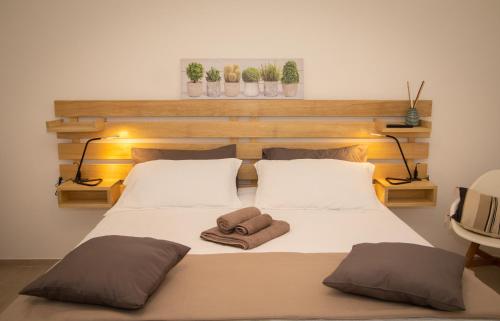 a bedroom with a bed with two towels on it at Monferrato Bed&Bike in Murisengo