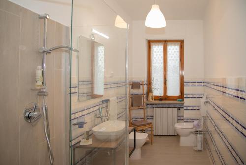 y baño con 2 aseos, lavamanos y ducha. en Monferrato Bed&Bike en Murisengo