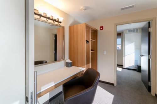 Postel nebo postele na pokoji v ubytování Hyatt Place Wilmington Riverfront