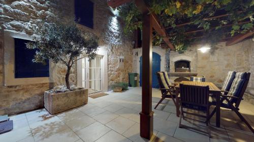 comedor con mesa y sillas en un edificio de piedra en Villa Lantina, en Betina