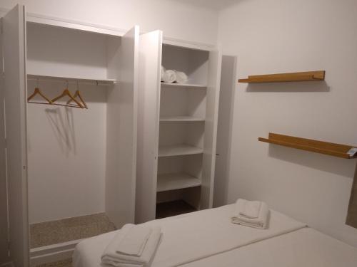 Tempat tidur dalam kamar di Cal Genís de Montmajor - WIFI
