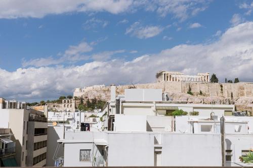 Minimal apartment on the shadow of the Acropolis