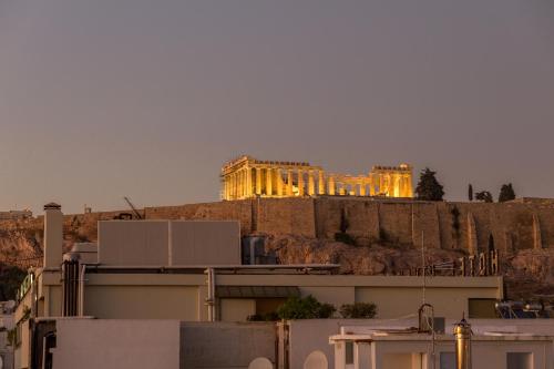 Minimal apartment on the shadow of the Acropolis
