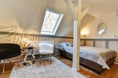 Postel nebo postele na pokoji v ubytování Wellness & SPA boutique Hotel pod lipkami Prague