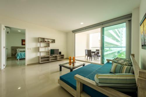 sala de estar con cama y sala de estar con vistas. en Morros Epic 216, en Cartagena de Indias