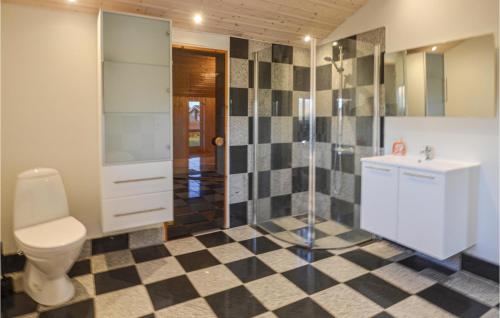 een badkamer met een toilet, een douche en een wastafel bij Lovely Home In Vinderup With Wifi in Vinderup