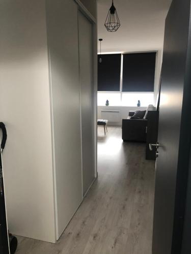 - un couloir avec un salon doté d'un canapé dans l'établissement L’APPART23, à Châlons-en-Champagne