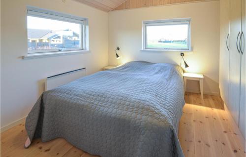 een slaapkamer met een bed en 2 ramen bij Lovely Home In Vinderup With Wifi in Vinderup