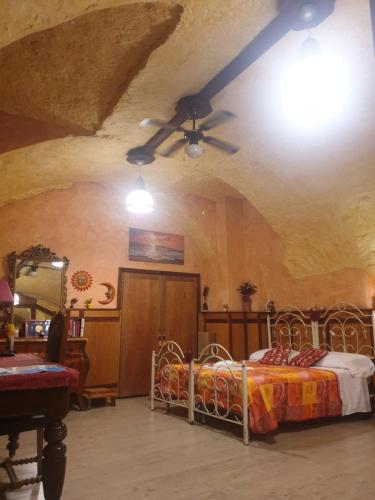 1 Schlafzimmer mit 2 Betten und einer Decke in der Unterkunft Little House in Neapel