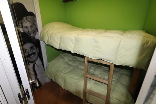 塞拉內華達的住宿－PRESIDENTE CON ENCANTO，一间客房内配有两张双层床的房间
