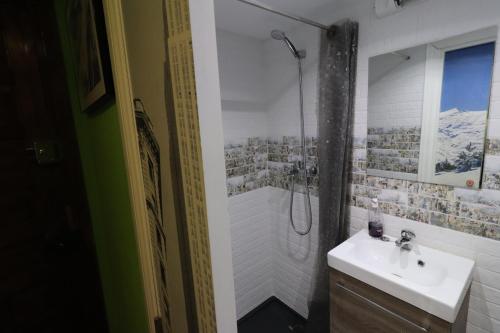 y baño con ducha, lavabo y bañera. en PRESIDENTE CON ENCANTO, en Sierra Nevada