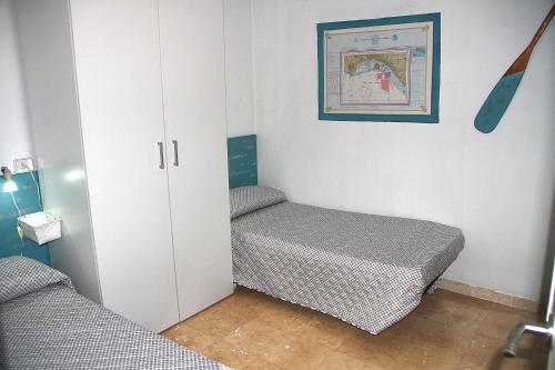 a small room with a bed and a cabinet at VISTAS PRIVILEGIADAS in Palamós