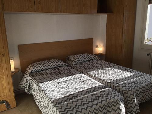 um quarto com duas camas e dois candeeiros em VISTAS PRIVILEGIADAS em Palamós