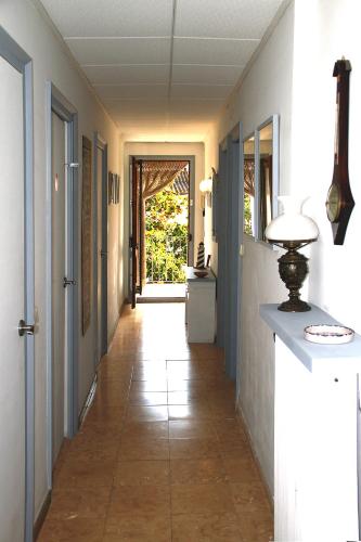 an empty hallway with a hallway leading to a door at VISTAS PRIVILEGIADAS in Palamós